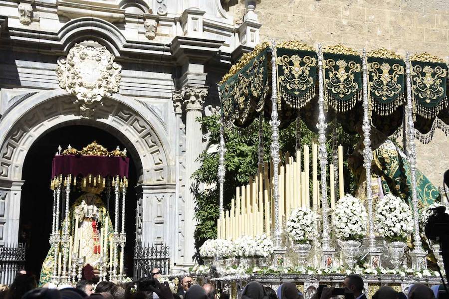 Faltaban escasos minutos para las tres de la tarde cuando la dolorosa que hace trescientos años tallara Risueño llegaba al altar donde será coronada canónicamente la mañana de este sábado 13 de octubre