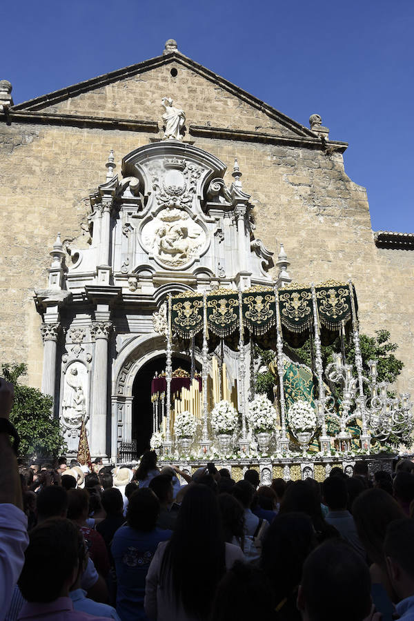 Faltaban escasos minutos para las tres de la tarde cuando la dolorosa que hace trescientos años tallara Risueño llegaba al altar donde será coronada canónicamente la mañana de este sábado 13 de octubre