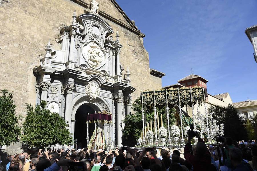 Faltaban escasos minutos para las tres de la tarde cuando la dolorosa que hace trescientos años tallara Risueño llegaba al altar donde será coronada canónicamente la mañana de este sábado 13 de octubre