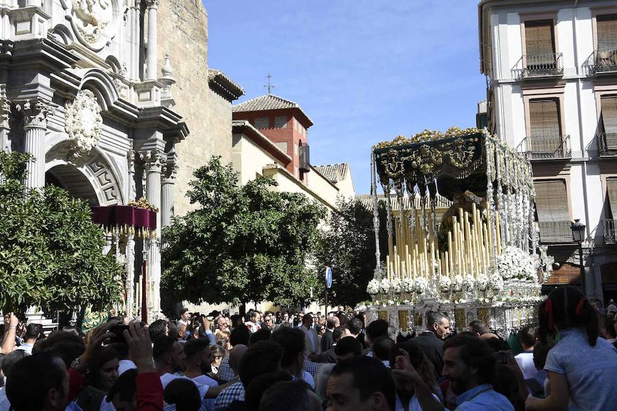 Faltaban escasos minutos para las tres de la tarde cuando la dolorosa que hace trescientos años tallara Risueño llegaba al altar donde será coronada canónicamente la mañana de este sábado 13 de octubre