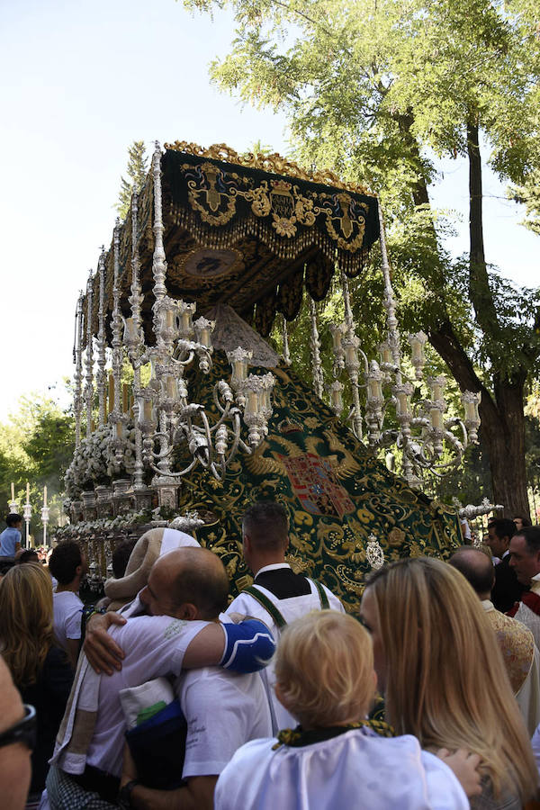 Faltaban escasos minutos para las tres de la tarde cuando la dolorosa que hace trescientos años tallara Risueño llegaba al altar donde será coronada canónicamente la mañana de este sábado 13 de octubre