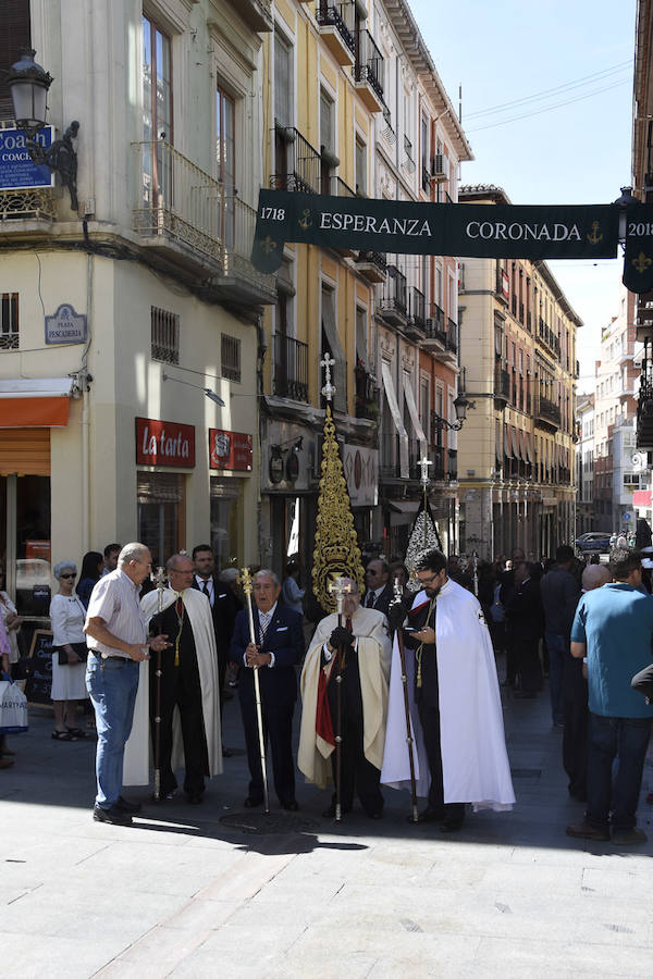 Faltaban escasos minutos para las tres de la tarde cuando la dolorosa que hace trescientos años tallara Risueño llegaba al altar donde será coronada canónicamente la mañana de este sábado 13 de octubre