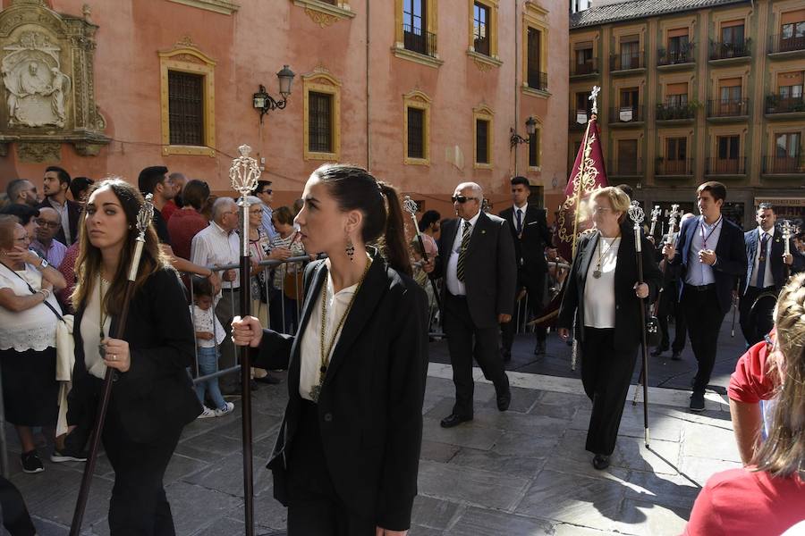 Faltaban escasos minutos para las tres de la tarde cuando la dolorosa que hace trescientos años tallara Risueño llegaba al altar donde será coronada canónicamente la mañana de este sábado 13 de octubre