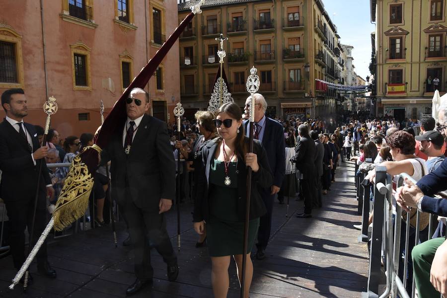 Faltaban escasos minutos para las tres de la tarde cuando la dolorosa que hace trescientos años tallara Risueño llegaba al altar donde será coronada canónicamente la mañana de este sábado 13 de octubre