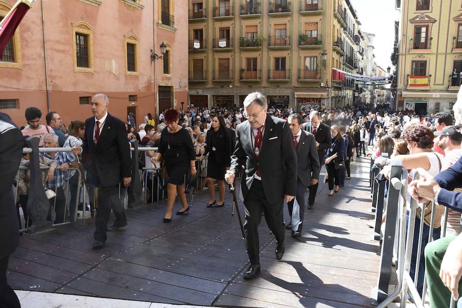 Faltaban escasos minutos para las tres de la tarde cuando la dolorosa que hace trescientos años tallara Risueño llegaba al altar donde será coronada canónicamente la mañana de este sábado 13 de octubre