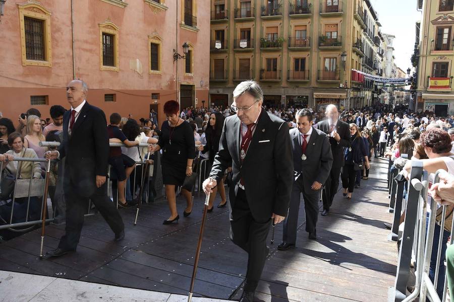 Faltaban escasos minutos para las tres de la tarde cuando la dolorosa que hace trescientos años tallara Risueño llegaba al altar donde será coronada canónicamente la mañana de este sábado 13 de octubre