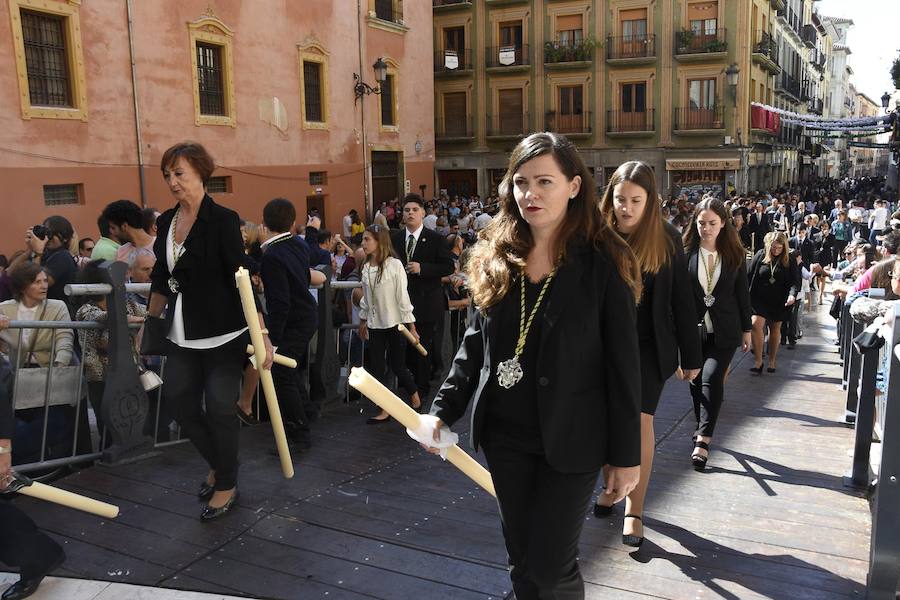 Faltaban escasos minutos para las tres de la tarde cuando la dolorosa que hace trescientos años tallara Risueño llegaba al altar donde será coronada canónicamente la mañana de este sábado 13 de octubre