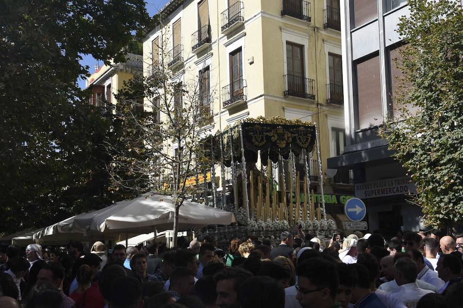 Faltaban escasos minutos para las tres de la tarde cuando la dolorosa que hace trescientos años tallara Risueño llegaba al altar donde será coronada canónicamente la mañana de este sábado 13 de octubre