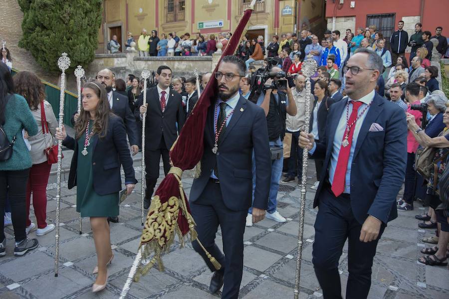 Faltaban escasos minutos para las tres de la tarde cuando la dolorosa que hace trescientos años tallara Risueño llegaba al altar donde será coronada canónicamente la mañana de este sábado 13 de octubre