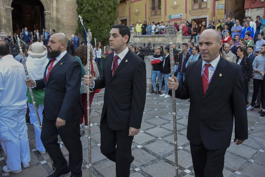 Faltaban escasos minutos para las tres de la tarde cuando la dolorosa que hace trescientos años tallara Risueño llegaba al altar donde será coronada canónicamente la mañana de este sábado 13 de octubre