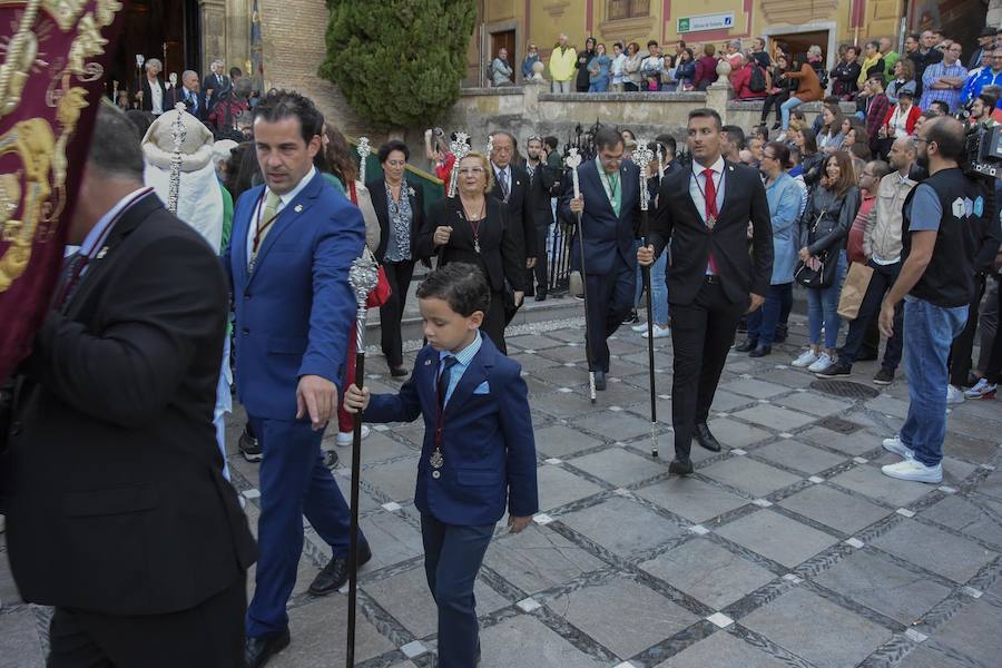 Faltaban escasos minutos para las tres de la tarde cuando la dolorosa que hace trescientos años tallara Risueño llegaba al altar donde será coronada canónicamente la mañana de este sábado 13 de octubre