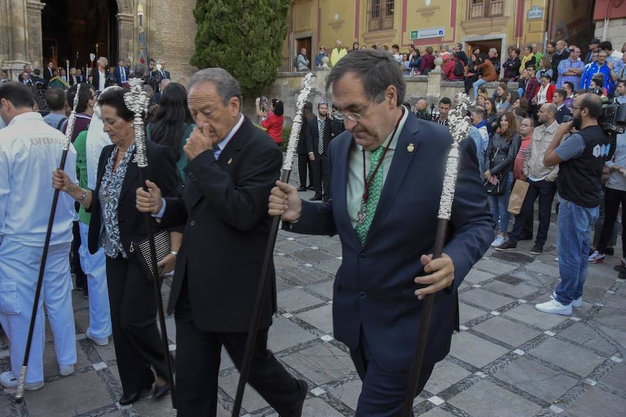 Faltaban escasos minutos para las tres de la tarde cuando la dolorosa que hace trescientos años tallara Risueño llegaba al altar donde será coronada canónicamente la mañana de este sábado 13 de octubre