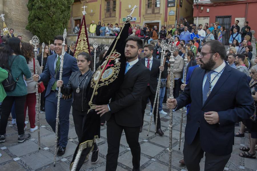 Faltaban escasos minutos para las tres de la tarde cuando la dolorosa que hace trescientos años tallara Risueño llegaba al altar donde será coronada canónicamente la mañana de este sábado 13 de octubre