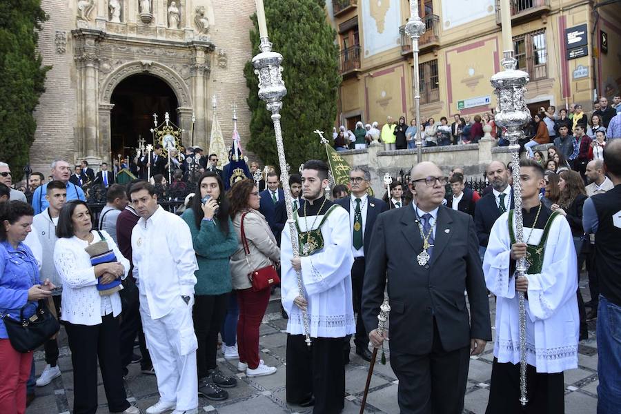 Faltaban escasos minutos para las tres de la tarde cuando la dolorosa que hace trescientos años tallara Risueño llegaba al altar donde será coronada canónicamente la mañana de este sábado 13 de octubre