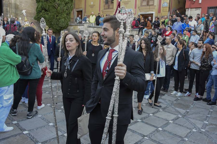 Faltaban escasos minutos para las tres de la tarde cuando la dolorosa que hace trescientos años tallara Risueño llegaba al altar donde será coronada canónicamente la mañana de este sábado 13 de octubre