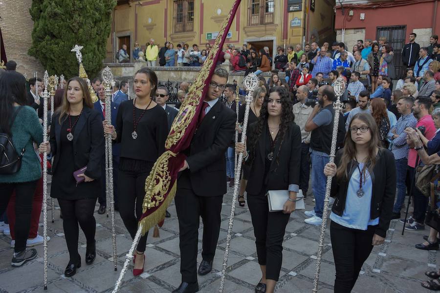 Faltaban escasos minutos para las tres de la tarde cuando la dolorosa que hace trescientos años tallara Risueño llegaba al altar donde será coronada canónicamente la mañana de este sábado 13 de octubre