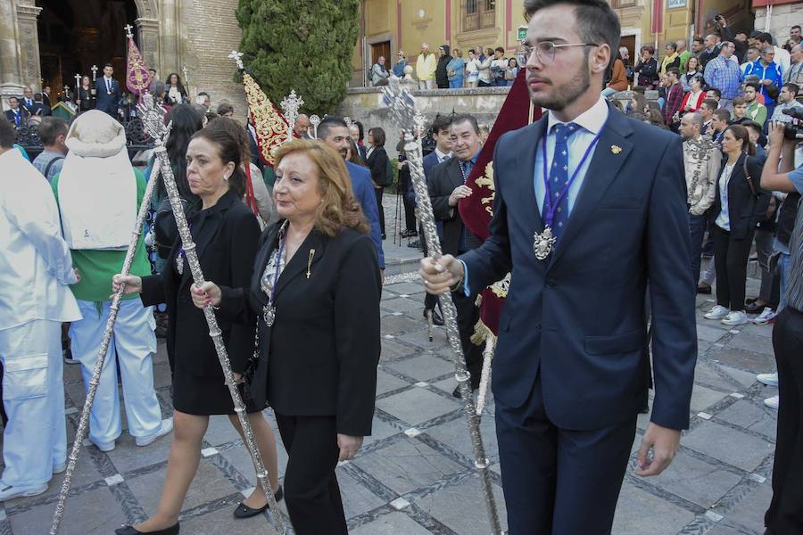 Faltaban escasos minutos para las tres de la tarde cuando la dolorosa que hace trescientos años tallara Risueño llegaba al altar donde será coronada canónicamente la mañana de este sábado 13 de octubre