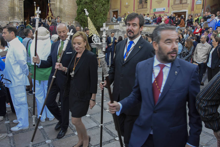 Faltaban escasos minutos para las tres de la tarde cuando la dolorosa que hace trescientos años tallara Risueño llegaba al altar donde será coronada canónicamente la mañana de este sábado 13 de octubre