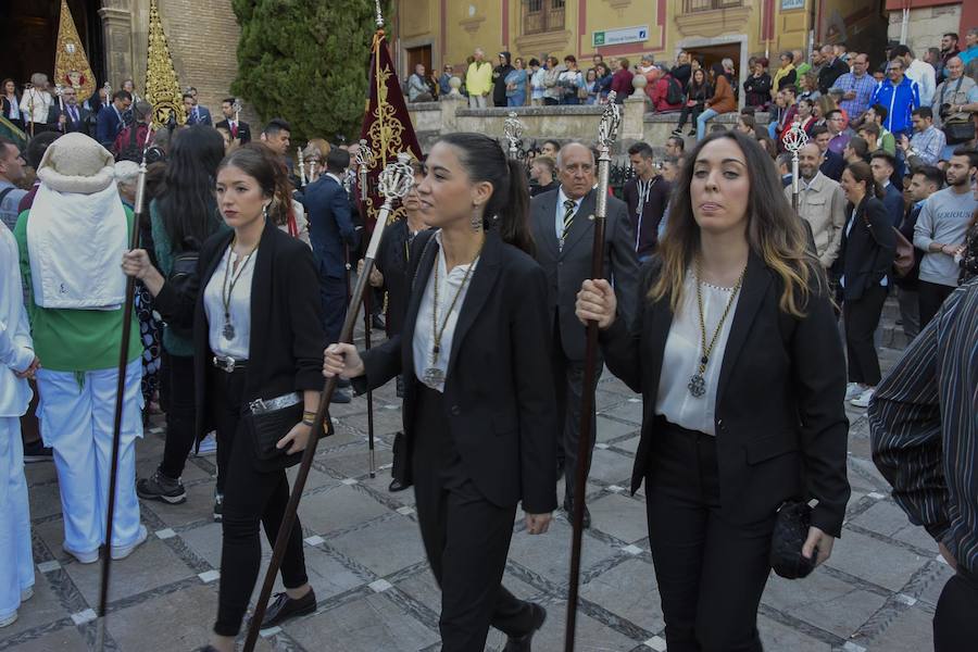 Faltaban escasos minutos para las tres de la tarde cuando la dolorosa que hace trescientos años tallara Risueño llegaba al altar donde será coronada canónicamente la mañana de este sábado 13 de octubre