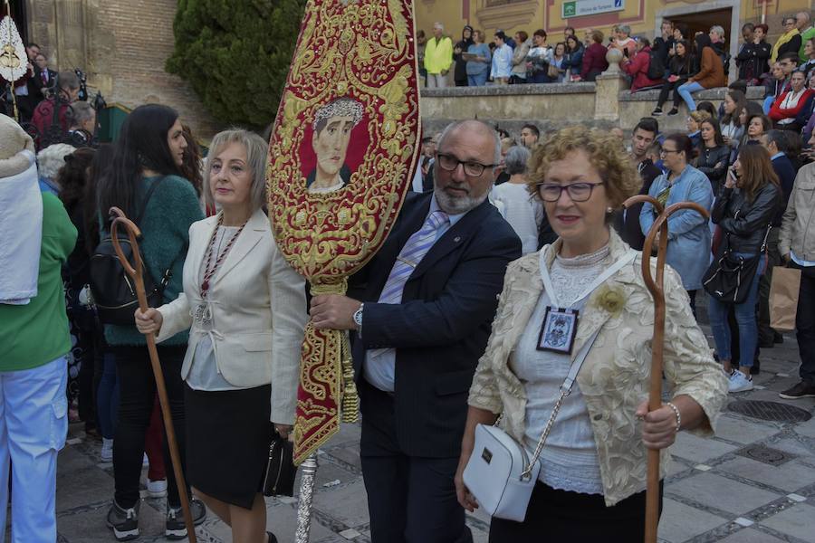 Faltaban escasos minutos para las tres de la tarde cuando la dolorosa que hace trescientos años tallara Risueño llegaba al altar donde será coronada canónicamente la mañana de este sábado 13 de octubre