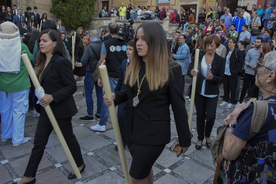 Faltaban escasos minutos para las tres de la tarde cuando la dolorosa que hace trescientos años tallara Risueño llegaba al altar donde será coronada canónicamente la mañana de este sábado 13 de octubre