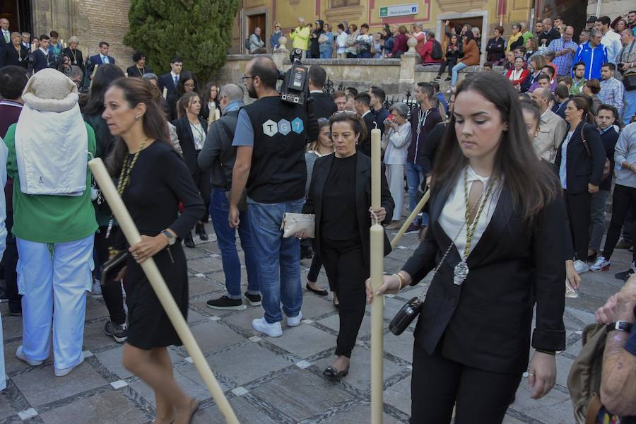 Faltaban escasos minutos para las tres de la tarde cuando la dolorosa que hace trescientos años tallara Risueño llegaba al altar donde será coronada canónicamente la mañana de este sábado 13 de octubre