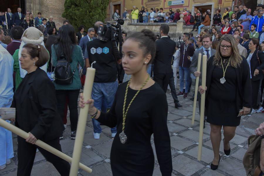 Faltaban escasos minutos para las tres de la tarde cuando la dolorosa que hace trescientos años tallara Risueño llegaba al altar donde será coronada canónicamente la mañana de este sábado 13 de octubre