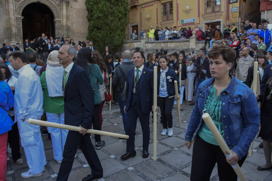 Faltaban escasos minutos para las tres de la tarde cuando la dolorosa que hace trescientos años tallara Risueño llegaba al altar donde será coronada canónicamente la mañana de este sábado 13 de octubre