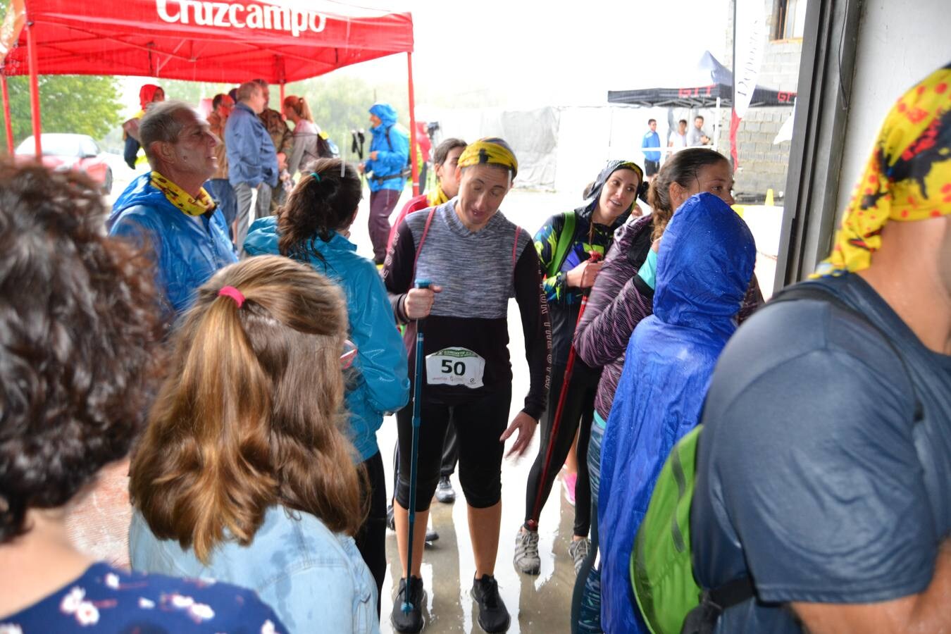 En torno a 120 personas, entre corredores de la trail, minitrail y ruta senderista participaron en la mañana del domingo en esta prueba que estuvo marcada por la intensa lluvia