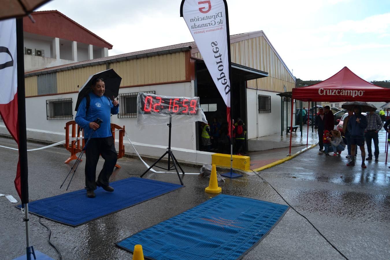 En torno a 120 personas, entre corredores de la trail, minitrail y ruta senderista participaron en la mañana del domingo en esta prueba que estuvo marcada por la intensa lluvia