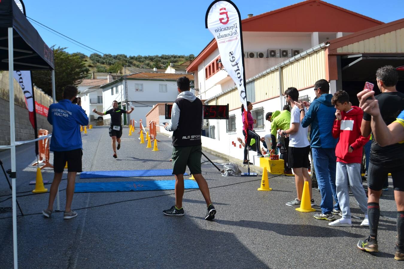 En torno a 120 personas, entre corredores de la trail, minitrail y ruta senderista participaron en la mañana del domingo en esta prueba que estuvo marcada por la intensa lluvia