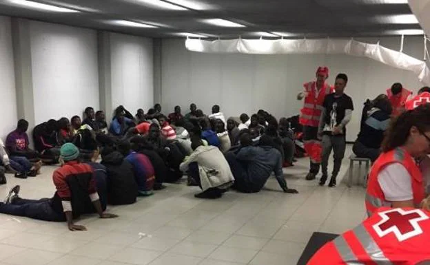 Trasladan a 180 inmigrantes a un polideportivo en Almería ante la falta de espacio en el Puerto