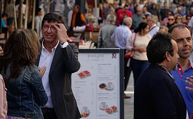 En Sevilla, el portavoz de Ciudadanos (Cs) Andalucía, Juan Marín, atiende a los medios durante su visita a la carpa informativa de la formación naranja. 