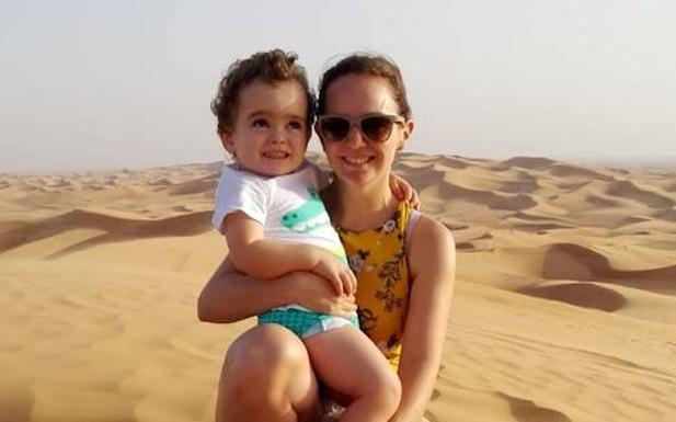 Marta Raya y su hijo en el desierto de Dubai.