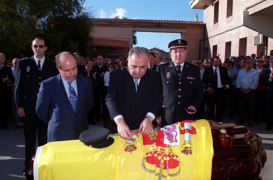 El director de la Policía Nacional Juan Cotino impone la medalla al agente Antonio Domínguez Castillo que falleció en acto de servicio en 1999
