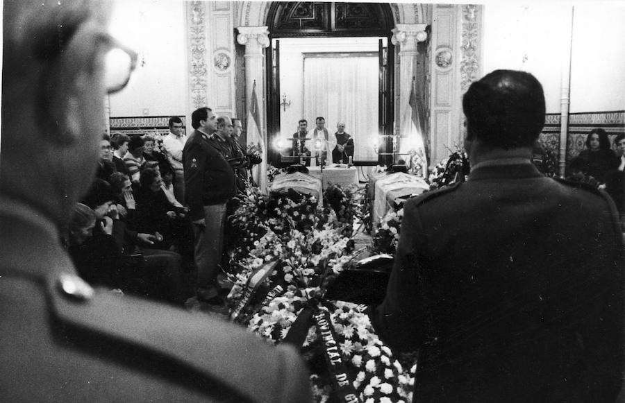 Funeral en memoria de los guardias civiles Antonio Bailón García y Ramón López López, asesinados por Antonio Maya Martos 'El Marce' en su huída de la cárcel de Granada en 1985. 