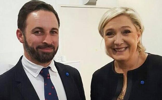 Abascal, con Le Pen en abril de 2017 en un encuentro en Perpiñán.