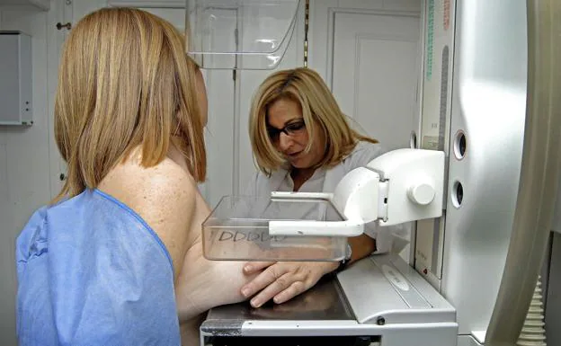 Una mujer se somete a una exploración mamaria en un hospital valenciano.