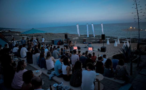 Imagen principal - Distintos momentos del festival en la isla de Formentera.