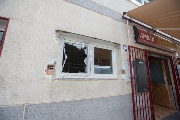 Ventana rota por la que entró el ladrón.