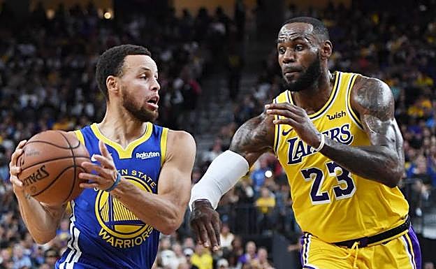 Stephen Curry y LeBron James, en uno de los duelos de pretemporada entre Warriors y Lakers. 