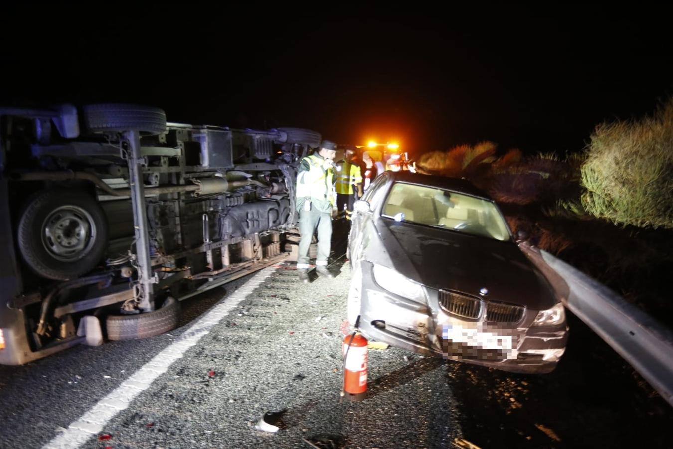 Fotos: Un fallecido en un grave accidente en la A-92 entre un turismo y una ambulancia
