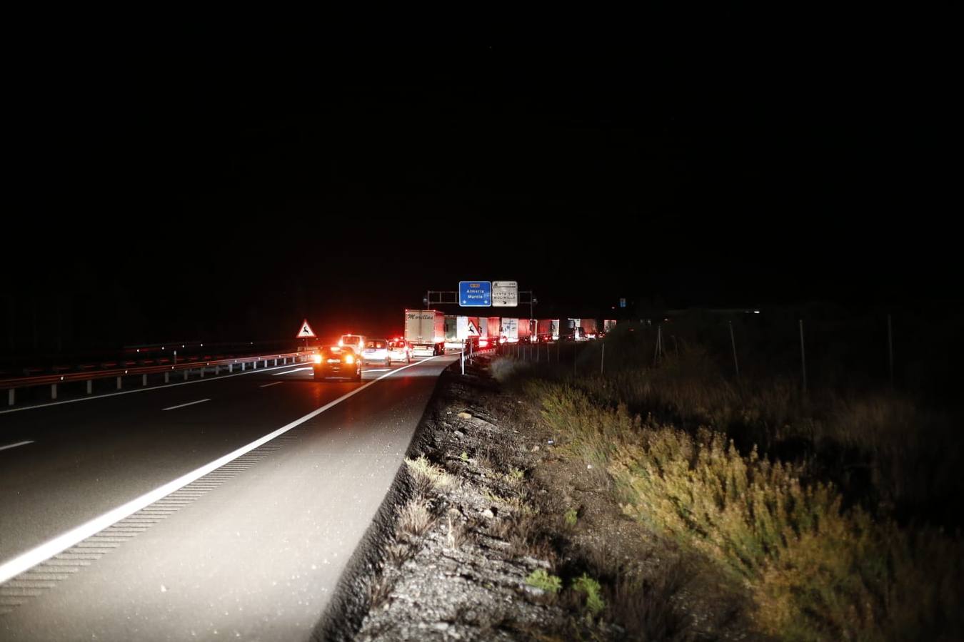Fotos: Un fallecido en un grave accidente en la A-92 entre un turismo y una ambulancia