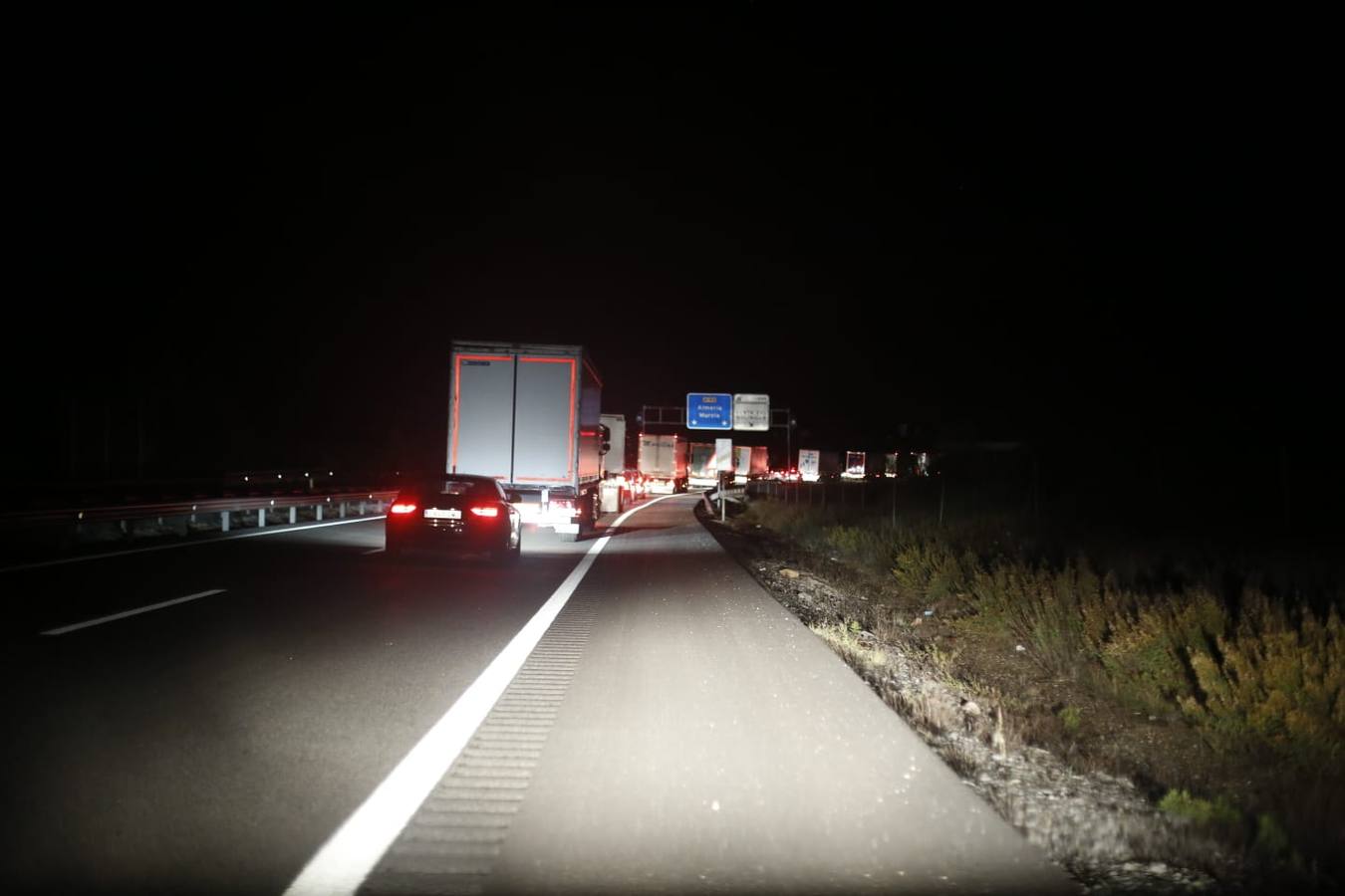 Fotos: Un fallecido en un grave accidente en la A-92 entre un turismo y una ambulancia