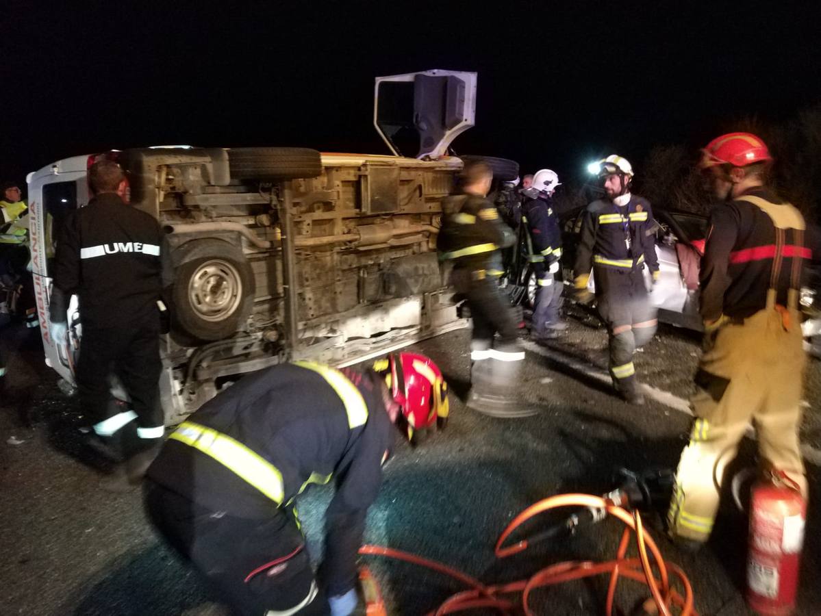 Fotos: Un fallecido en un grave accidente en la A-92 entre un turismo y una ambulancia