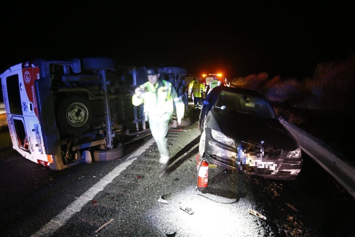 Fotos: Un fallecido en un grave accidente en la A-92 entre un turismo y una ambulancia