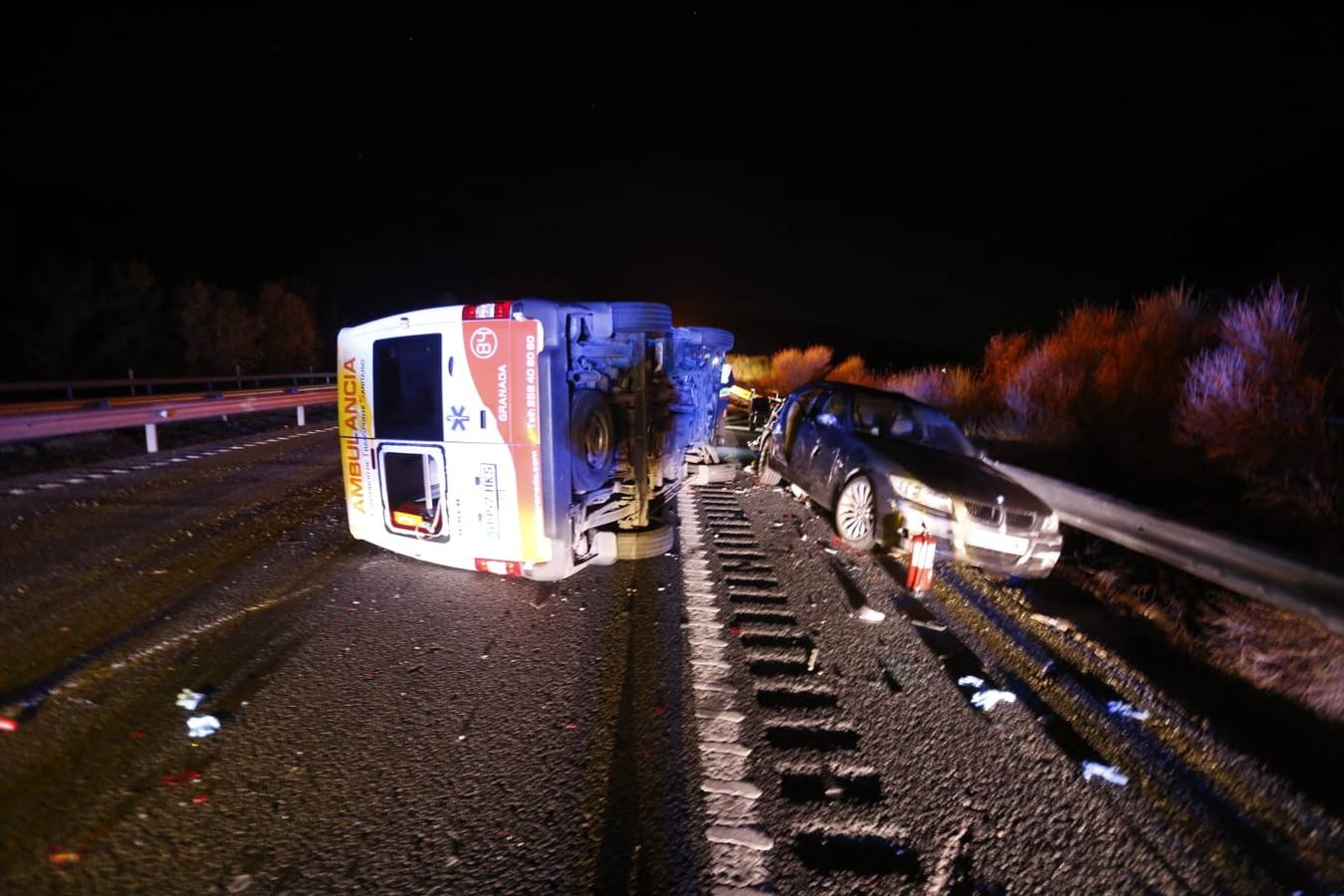 Fotos: Un fallecido en un grave accidente en la A-92 entre un turismo y una ambulancia