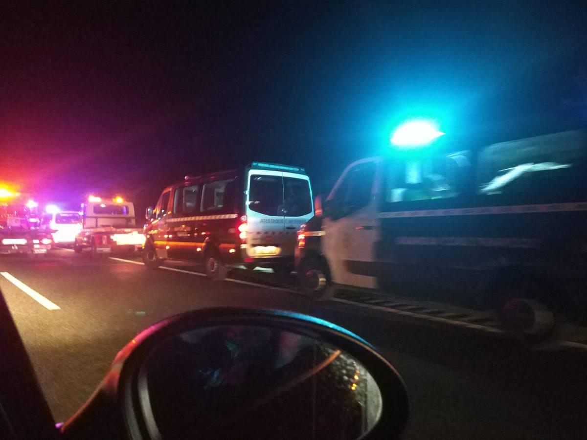 Fotos: Un fallecido en un grave accidente en la A-92 entre un turismo y una ambulancia