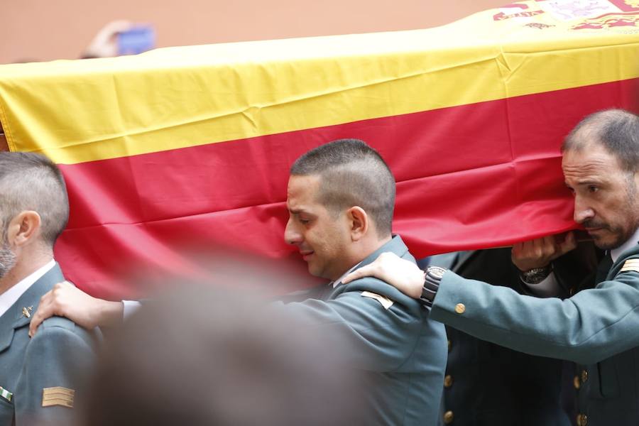 El funeral del guardia civil de 47 años que falleció en la madrugada de este pasado lunes al recibir un disparo en Huétor Vega en acto de servicio se celebra en la Catedral de la capital, con la asistencia de el ministro del Interior, Fernando Grande-Marlaska, entre otras personalidades