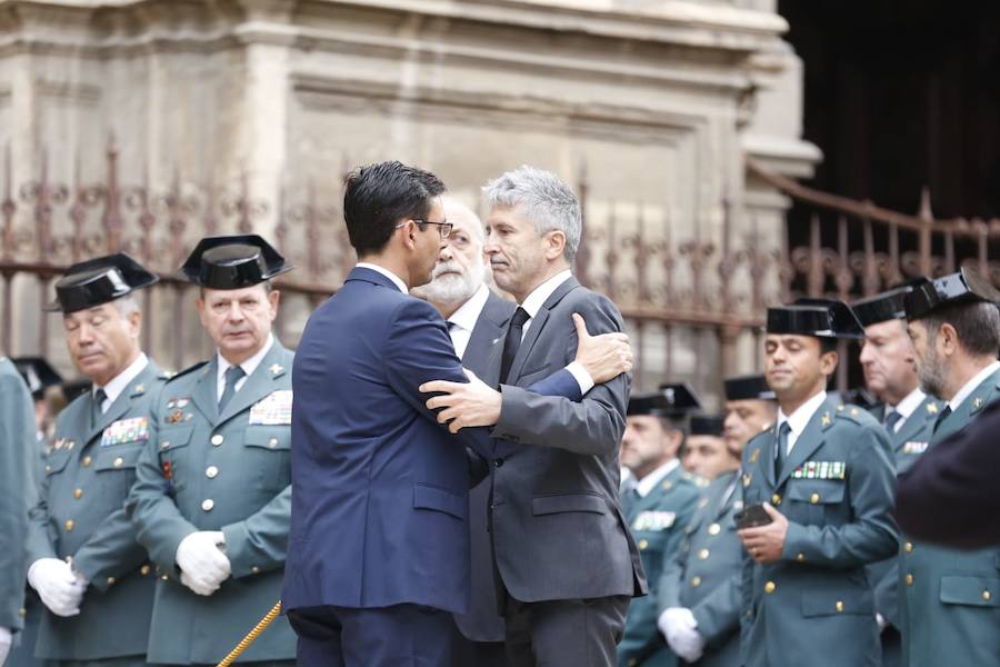 El funeral del guardia civil de 47 años que falleció en la madrugada de este pasado lunes al recibir un disparo en Huétor Vega en acto de servicio se celebra en la Catedral de la capital, con la asistencia de el ministro del Interior, Fernando Grande-Marlaska, entre otras personalidades